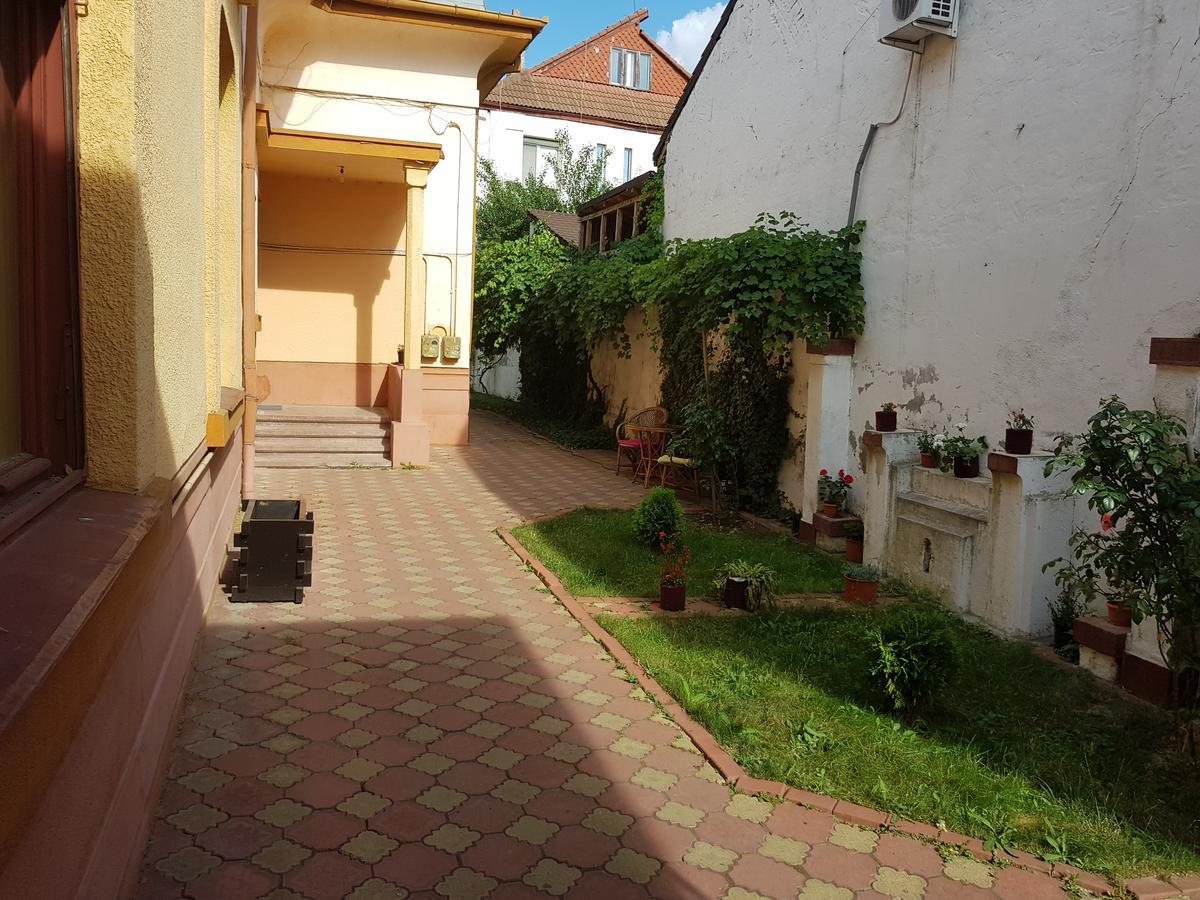 Хостел Casa Boiereasca Крайова Экстерьер фото